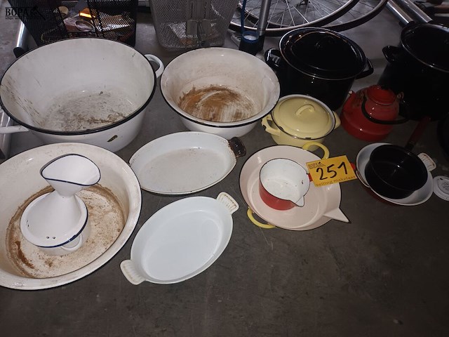 Lot 251 - brocante emaille. 17 stuks - afbeelding 1 van  5