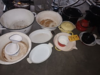 Lot 251 - brocante emaille. 17 stuks - afbeelding 1 van  5