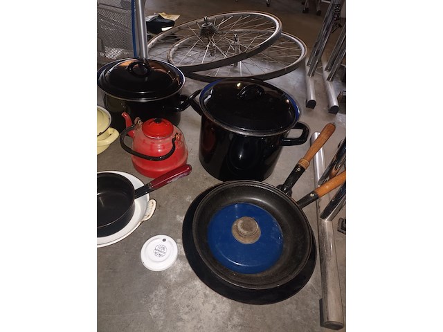 Lot 251 - brocante emaille. 17 stuks - afbeelding 2 van  5