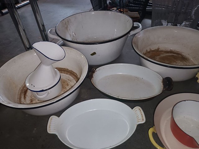 Lot 251 - brocante emaille. 17 stuks - afbeelding 4 van  5