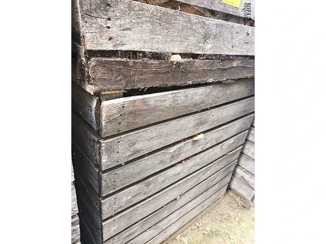 Lot 251 - houten kist met houtrestanten. 6 stuks - afbeelding 2 van  4