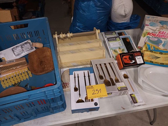 Lot 251 - keukengerei en bestek - afbeelding 1 van  6