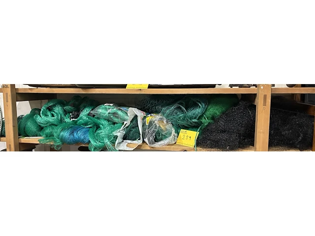 Lot 251 - lot beschermnetten - afbeelding 1 van  4
