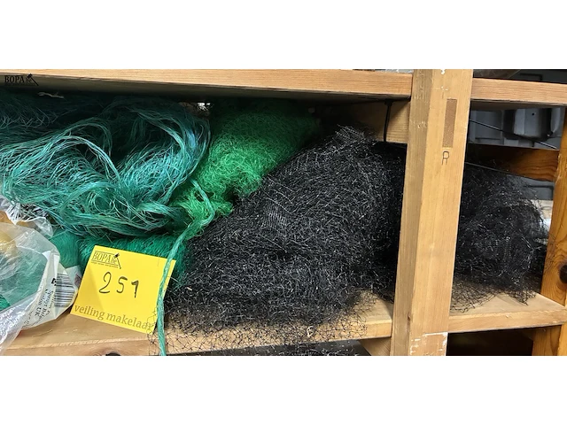 Lot 251 - lot beschermnetten - afbeelding 4 van  4