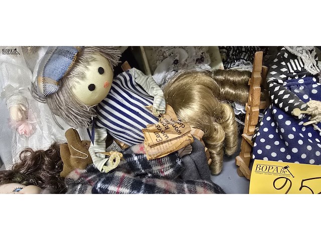 Lot 251 - lot diverse antieke en porseleinen poppen - afbeelding 3 van  7