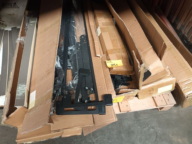 Lot 251 - montage materiaal voor lattenbodems - afbeelding 1 van  5