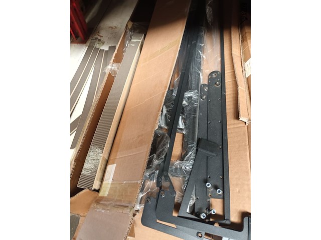 Lot 251 - montage materiaal voor lattenbodems - afbeelding 2 van  5