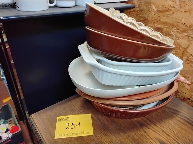 Lot 251 - serveerschalen en ovenschotels 9 stuks - afbeelding 1 van  1