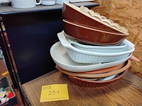 Lot 251 - serveerschalen en ovenschotels 9 stuks - afbeelding 1 van  1