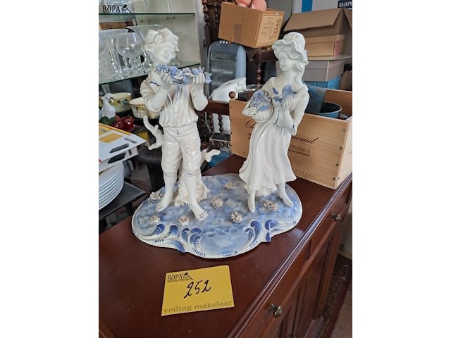 Lot 252 - antiek delft schouwstuk - verliefd koppel met bloemen - blau - afbeelding 1 van  4