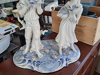 Lot 252 - antiek delft schouwstuk - verliefd koppel met bloemen - blau - afbeelding 1 van  4