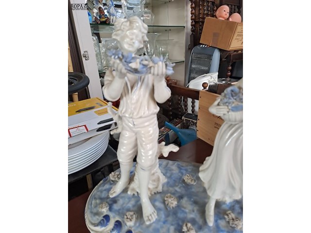 Lot 252 - antiek delft schouwstuk - verliefd koppel met bloemen - blau - afbeelding 3 van  4