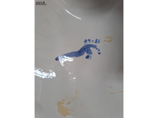Lot 252 - antiek delft schouwstuk - verliefd koppel met bloemen - blau - afbeelding 4 van  4