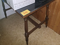 Lot 252 - houten café tafel - afbeelding 1 van  1