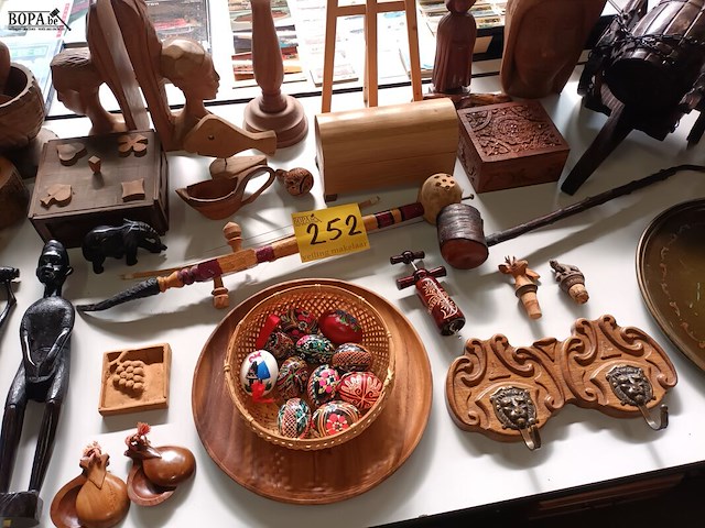 Lot 252 - houten decoratie. 42 stuks - afbeelding 1 van  7