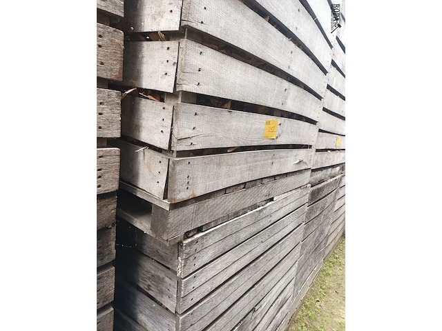 Lot 252 - houten kist met houtrestanten. 6 stuks - afbeelding 1 van  4