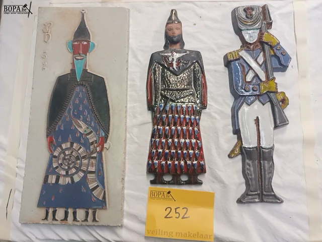 Lot 252 - keramiek. 3 stuks - afbeelding 1 van  7
