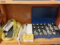 Lot 252 - lot divers verlichtings materiaal - afbeelding 1 van  3