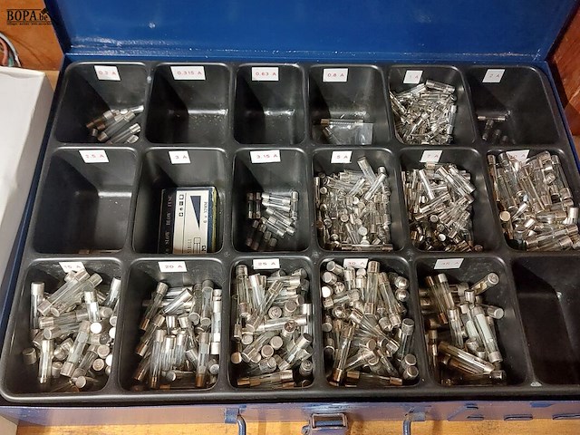 Lot 252 - lot divers verlichtings materiaal - afbeelding 2 van  3