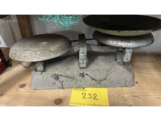 Lot 252 - retro weegschaal - afbeelding 1 van  1