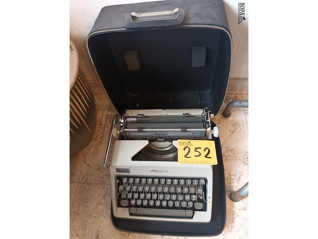 Lot 252 - typemachine olympia - afbeelding 1 van  3