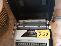 Lot 252 - typemachine olympia - afbeelding 1 van  3