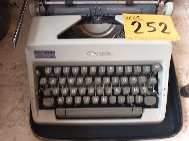 Lot 252 - typemachine olympia - afbeelding 2 van  3