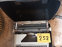 Lot 252 - typemachine olympia - afbeelding 3 van  3