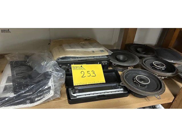 Lot 253 - autoradio blaupunkt met toebehoren - afbeelding 1 van  4
