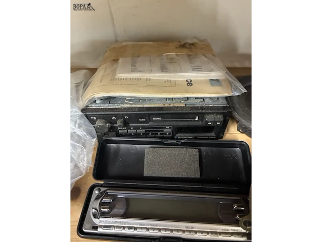 Lot 253 - autoradio blaupunkt met toebehoren - afbeelding 3 van  4