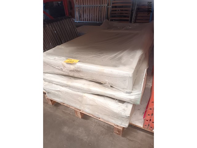 Lot 253 - bedframes. 3 stuks - afbeelding 1 van  4