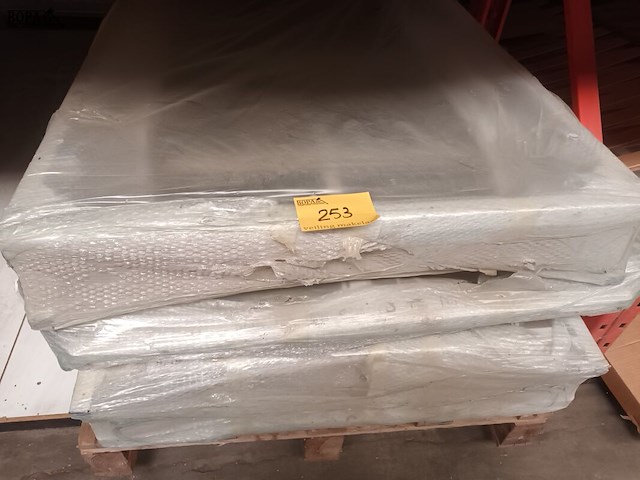 Lot 253 - bedframes. 3 stuks - afbeelding 4 van  4