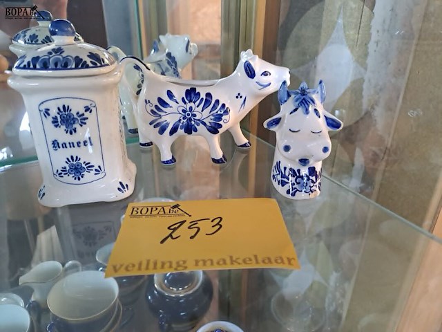 Lot 253 - delfts blauw 3-delig melkkan, kaneelpot en zoutvat - afbeelding 1 van  5