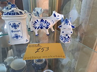 Lot 253 - delfts blauw 3-delig melkkan, kaneelpot en zoutvat - afbeelding 1 van  5