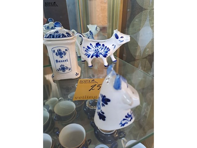 Lot 253 - delfts blauw 3-delig melkkan, kaneelpot en zoutvat - afbeelding 2 van  5
