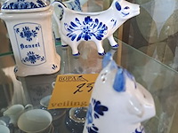 Lot 253 - delfts blauw 3-delig melkkan, kaneelpot en zoutvat - afbeelding 2 van  5
