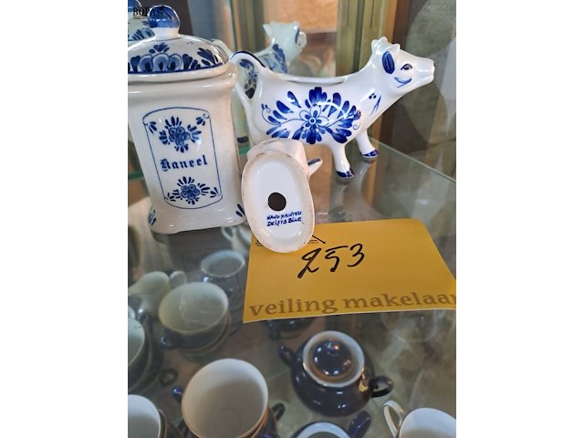 Lot 253 - delfts blauw 3-delig melkkan, kaneelpot en zoutvat - afbeelding 3 van  5