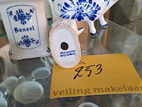 Lot 253 - delfts blauw 3-delig melkkan, kaneelpot en zoutvat - afbeelding 3 van  5