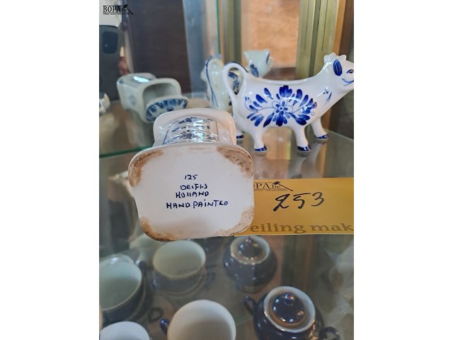 Lot 253 - delfts blauw 3-delig melkkan, kaneelpot en zoutvat - afbeelding 4 van  5