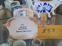 Lot 253 - delfts blauw 3-delig melkkan, kaneelpot en zoutvat - afbeelding 4 van  5