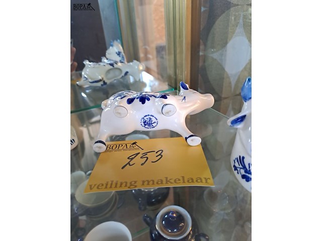 Lot 253 - delfts blauw 3-delig melkkan, kaneelpot en zoutvat - afbeelding 5 van  5