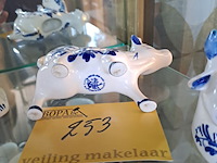 Lot 253 - delfts blauw 3-delig melkkan, kaneelpot en zoutvat - afbeelding 5 van  5