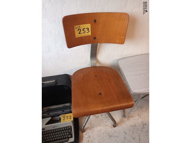 Lot 253 - industriële stoel - afbeelding 1 van  5