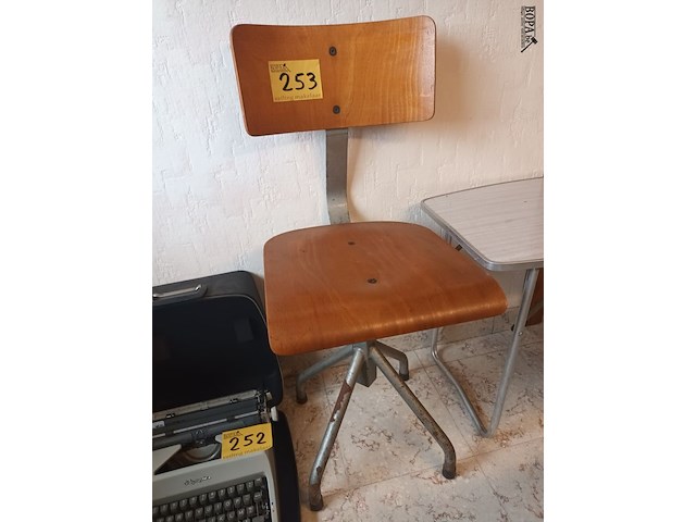 Lot 253 - industriële stoel - afbeelding 2 van  5
