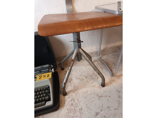 Lot 253 - industriële stoel - afbeelding 3 van  5