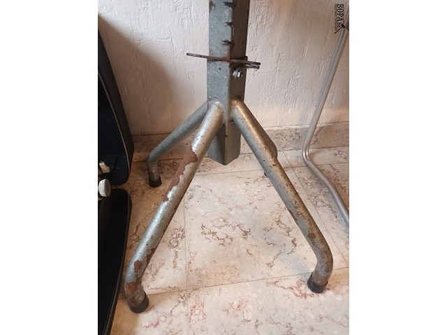 Lot 253 - industriële stoel - afbeelding 4 van  5