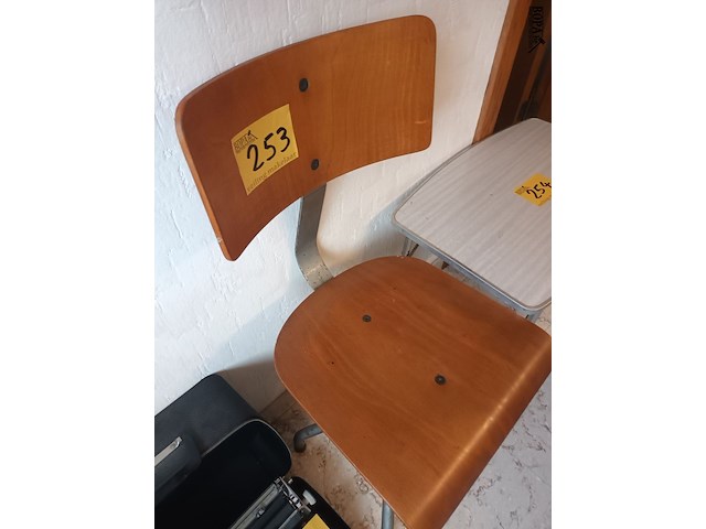 Lot 253 - industriële stoel - afbeelding 5 van  5