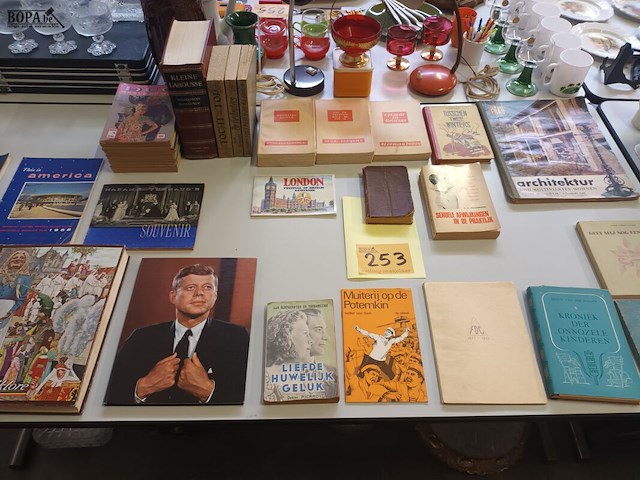 Lot 253 - oude boeken en tijdschriften. 45 stuks - afbeelding 1 van  7