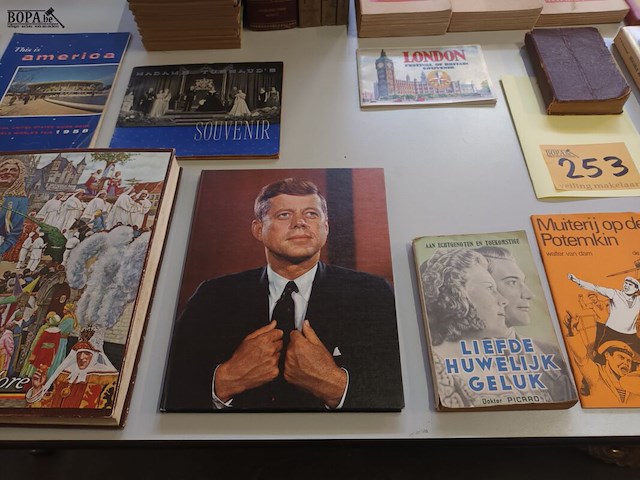 Lot 253 - oude boeken en tijdschriften. 45 stuks - afbeelding 5 van  7