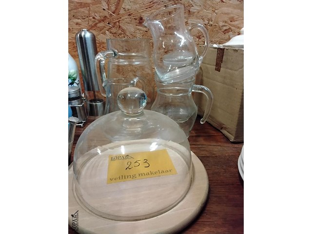 Lot 253 - serveerkannen in glas 4 stuks + kaasstolp en snoeppot glas - afbeelding 1 van  3